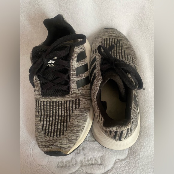 Adidas kids shoes size 13 small - Picture 4 of 7